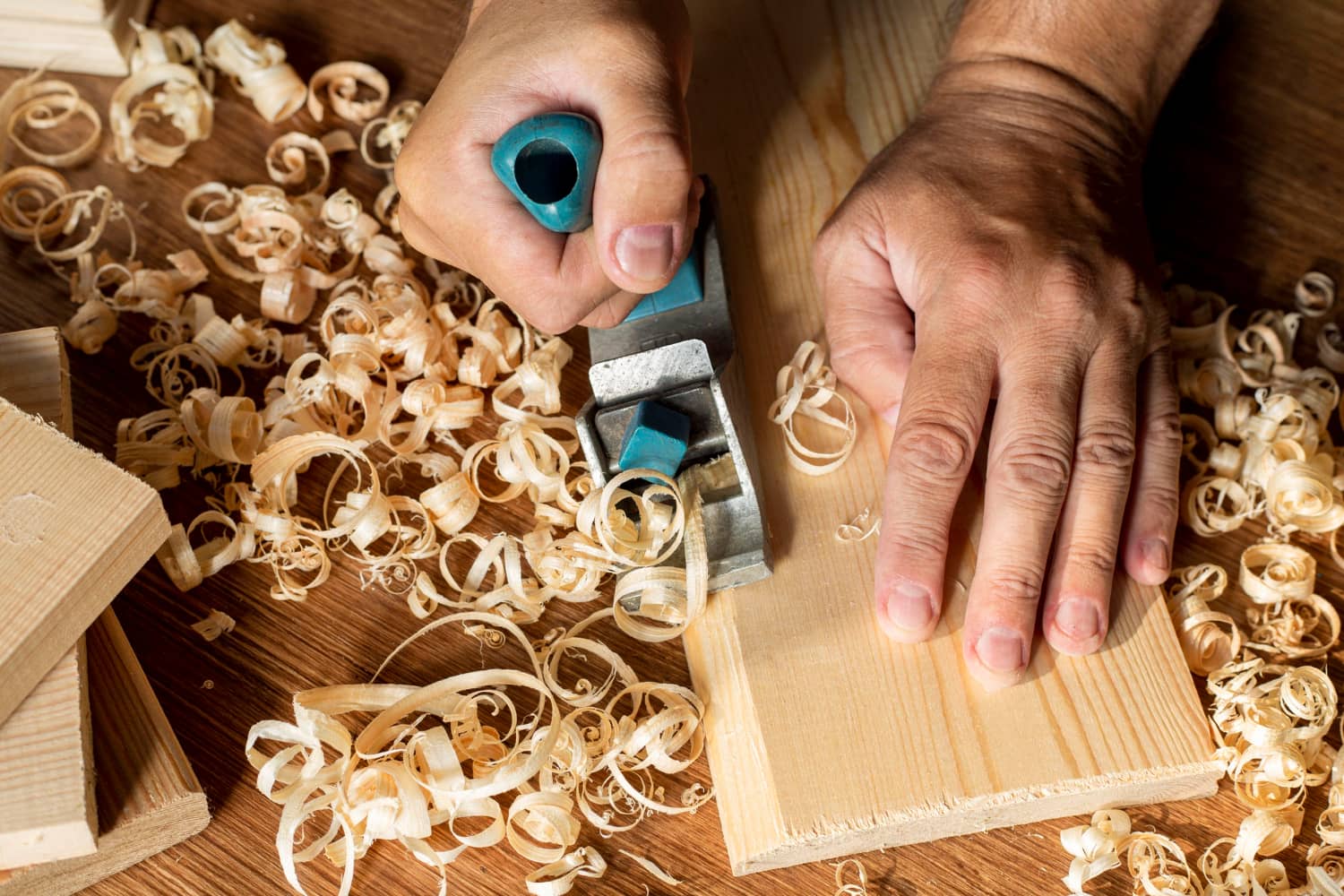 carpenter-working-img